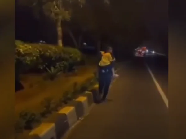 Viral Pria Garut Jalan Kaki ke Bandung Sambil Gendong Anak untuk Cari Istri yang Kabur