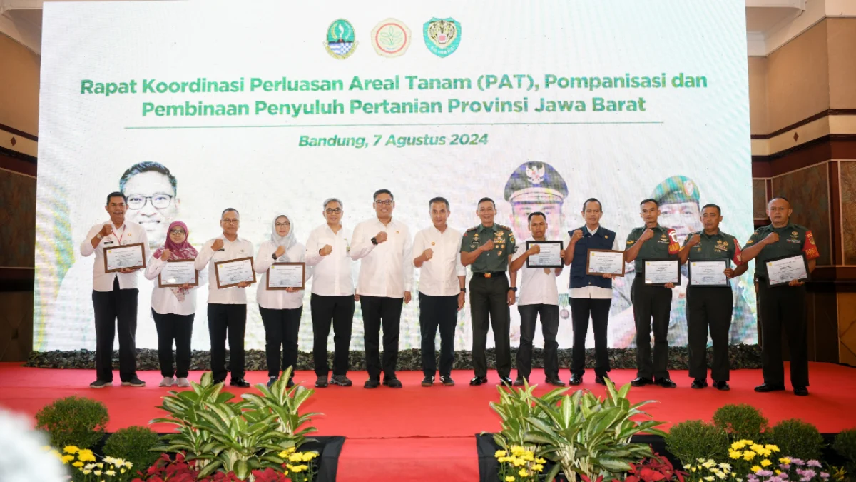 Penjabat Gubernur Jawa Barat Bey Machmudin memberikan sambutan pada acara kunjungan kerja Wakil Menteri Pertanian RI dalam rangka pelaksanaan program Pembangunan Pertanian Jawa Barat di Graha Manggala Siliwangi, Kota Bandung, Rabu (7/8/2024)