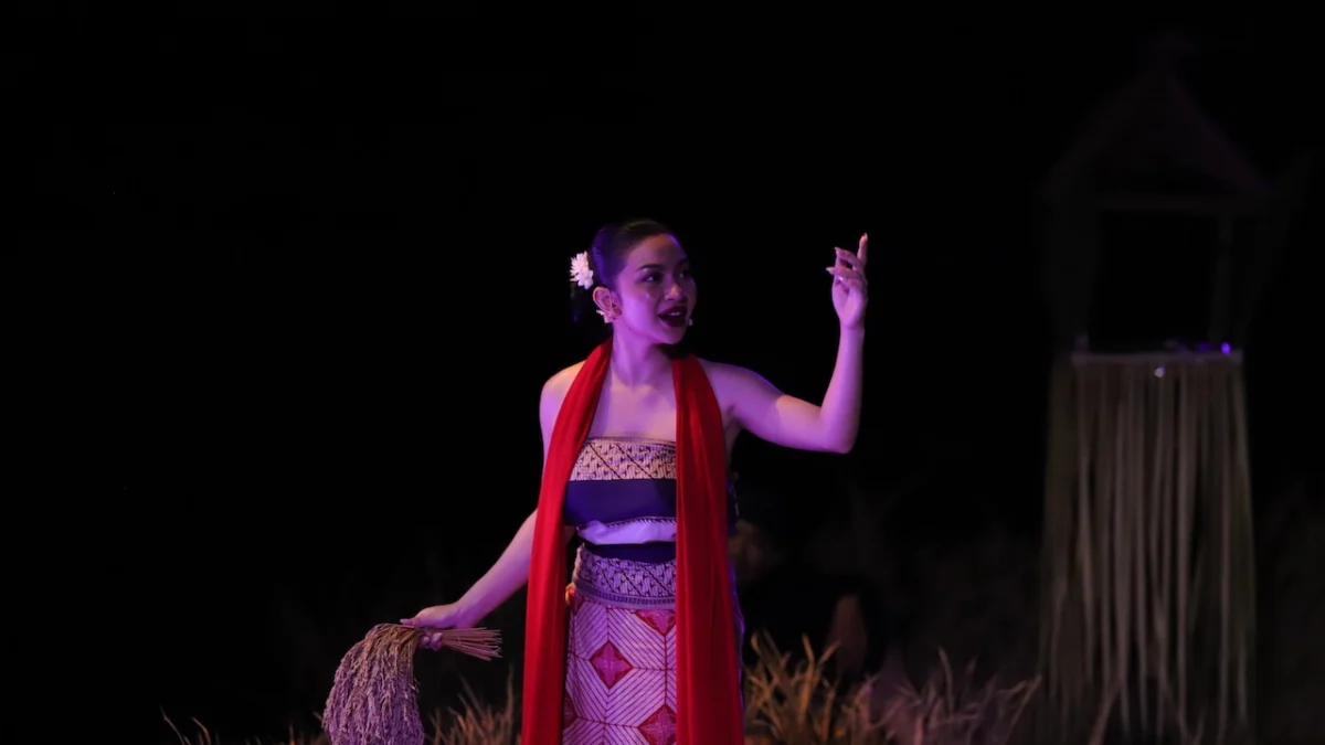 Ariel Tatum yang beran sebagai Sang Kembang Bale dalam pertunjukan teater, Titimangsa bersama Bakti Budaya Djarum Foundation di NuArt Sculpture Park, Bandung, Jumat (9/8) malam.