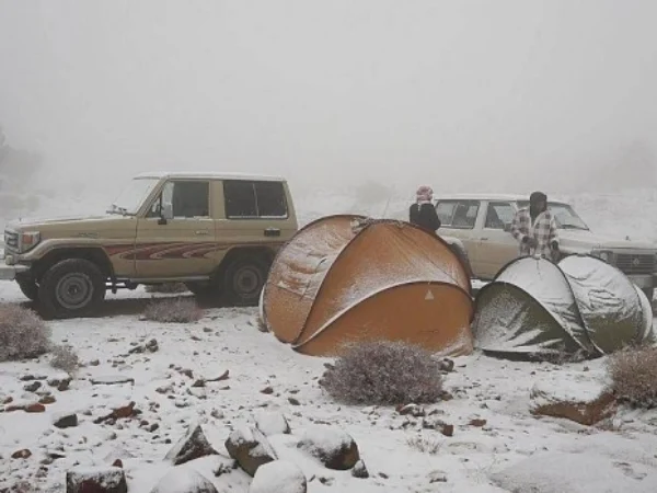 Fenomena langka telah terjadi di Kerajaan Arab Saudi dimana wilayah Jabal Al-Lawz di Tabuk yang dikenal dengan panas kini telah turun salju.