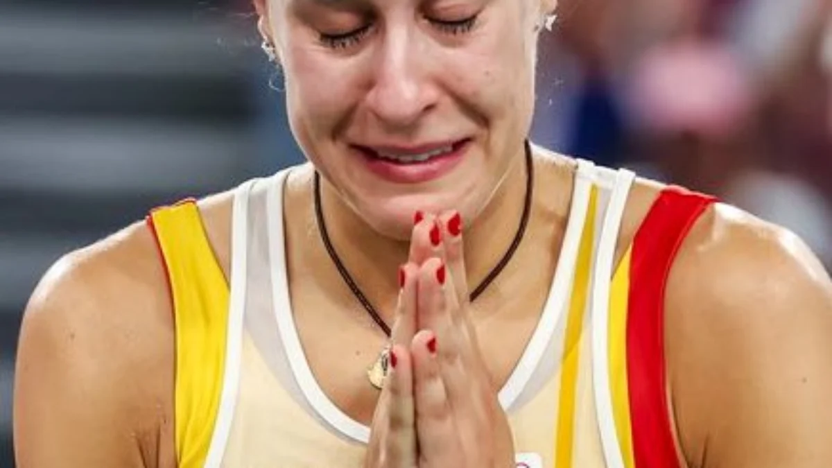 Pebulu tangkis Spanyol, Carolina Marin saat meninggalkan arena lantaran alami cedera di gim kedua pertandingan semifinal bulu tangkis tunggal putri Olimpiade Paris 2024. (X/BadmintonESP)