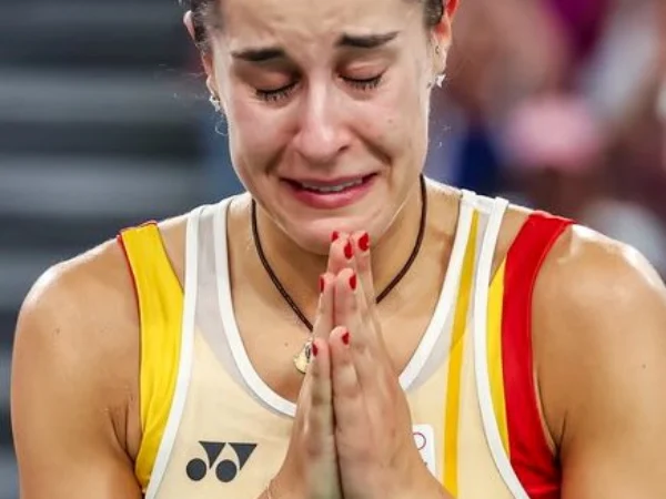 Pebulu tangkis Spanyol, Carolina Marin saat meninggalkan arena lantaran alami cedera di gim kedua pertandingan semifinal bulu tangkis tunggal putri Olimpiade Paris 2024. (X/BadmintonESP)