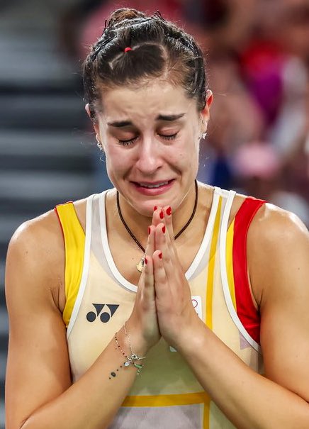 Pebulu tangkis Spanyol, Carolina Marin saat meninggalkan arena lantaran alami cedera di gim kedua pertandingan semifinal bulu tangkis tunggal putri Olimpiade Paris 2024. (X/BadmintonESP)