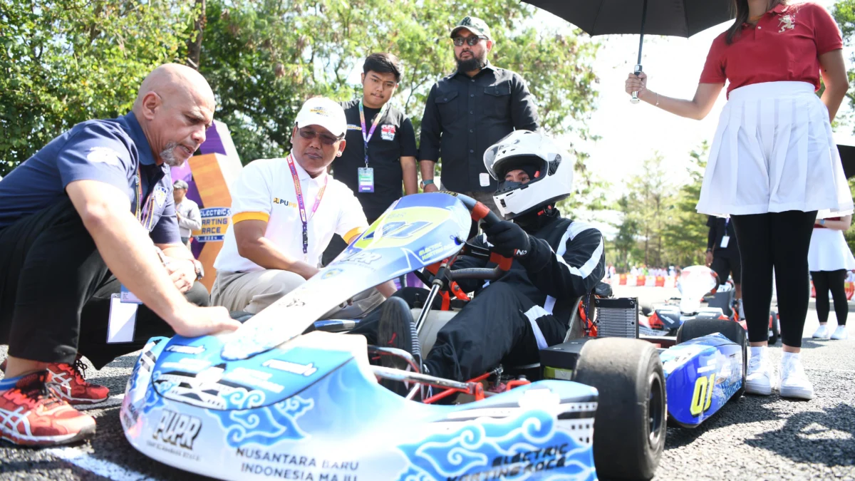 Pj Gubernur Jabar Bey Machmudin menghadiri Pembukaan Electric Karting Race 2024 Round 1 memperebutkan Piala Menteri PUPR di Sirkuit EV Kementerian PUPR, kampus Direktorat Bina Teknik Jalan dan Jembatan, Kota Bandung, Sabtu (3/8/2024).(Foto: Biro Adpim Jabar)