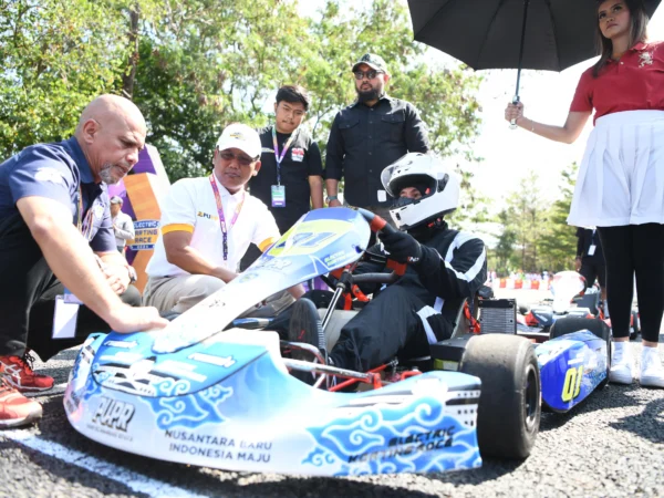 Pj Gubernur Jabar Bey Machmudin menghadiri Pembukaan Electric Karting Race 2024 Round 1 memperebutkan Piala Menteri PUPR di Sirkuit EV Kementerian PUPR, kampus Direktorat Bina Teknik Jalan dan Jembatan, Kota Bandung, Sabtu (3/8/2024).(Foto: Biro Adpim Jabar)