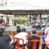 Pj Gubernur Jabar Bey Machmudin menyaksikan Teater Ruang Publik Festival (Terap Festival) di Gang Apandi, Jalan Braga, Kota Bandung, Sabtu (3/8/2024).(Foto: Biro Adpim Jabar)