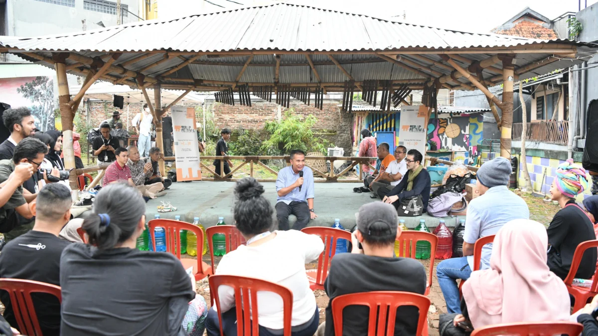 Pj Gubernur Jabar Bey Machmudin menyaksikan Teater Ruang Publik Festival (Terap Festival) di Gang Apandi, Jalan Braga, Kota Bandung, Sabtu (3/8/2024).(Foto: Biro Adpim Jabar)