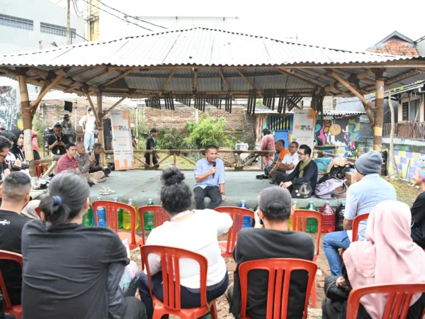 Pj Gubernur Jabar Bey Machmudin menyaksikan Teater Ruang Publik Festival (Terap Festival) di Gang Apandi, Jalan Braga, Kota Bandung, Sabtu (3/8/2024).(Foto: Biro Adpim Jabar)