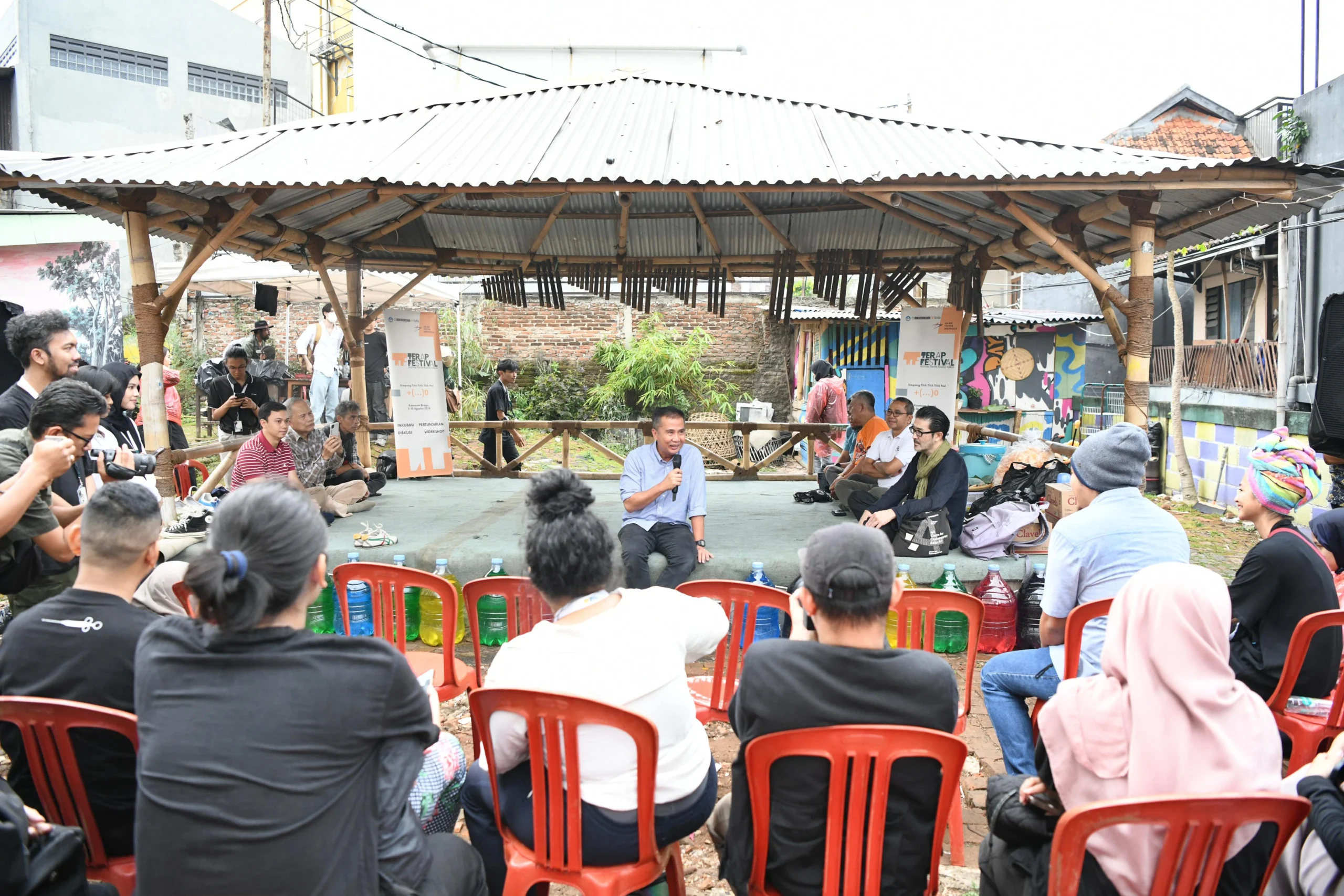 Pj Gubernur Jabar Bey Machmudin menyaksikan Teater Ruang Publik Festival (Terap Festival) di Gang Apandi, Jalan Braga, Kota Bandung, Sabtu (3/8/2024).(Foto: Biro Adpim Jabar)