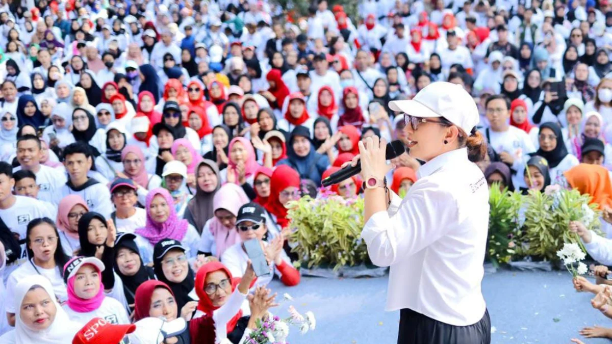 Bacawalkot Bogor, Rena Da Frina saat deklarasi ribuan relawannya di GOR Pajajaran Kota Bogor. (Yudha Prananda / Jabar Ekspres)