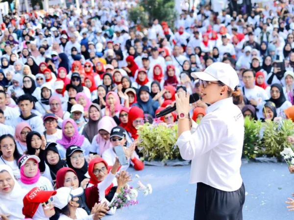 Bacawalkot Bogor, Rena Da Frina saat deklarasi ribuan relawannya di GOR Pajajaran Kota Bogor. (Yudha Prananda / Jabar Ekspres)