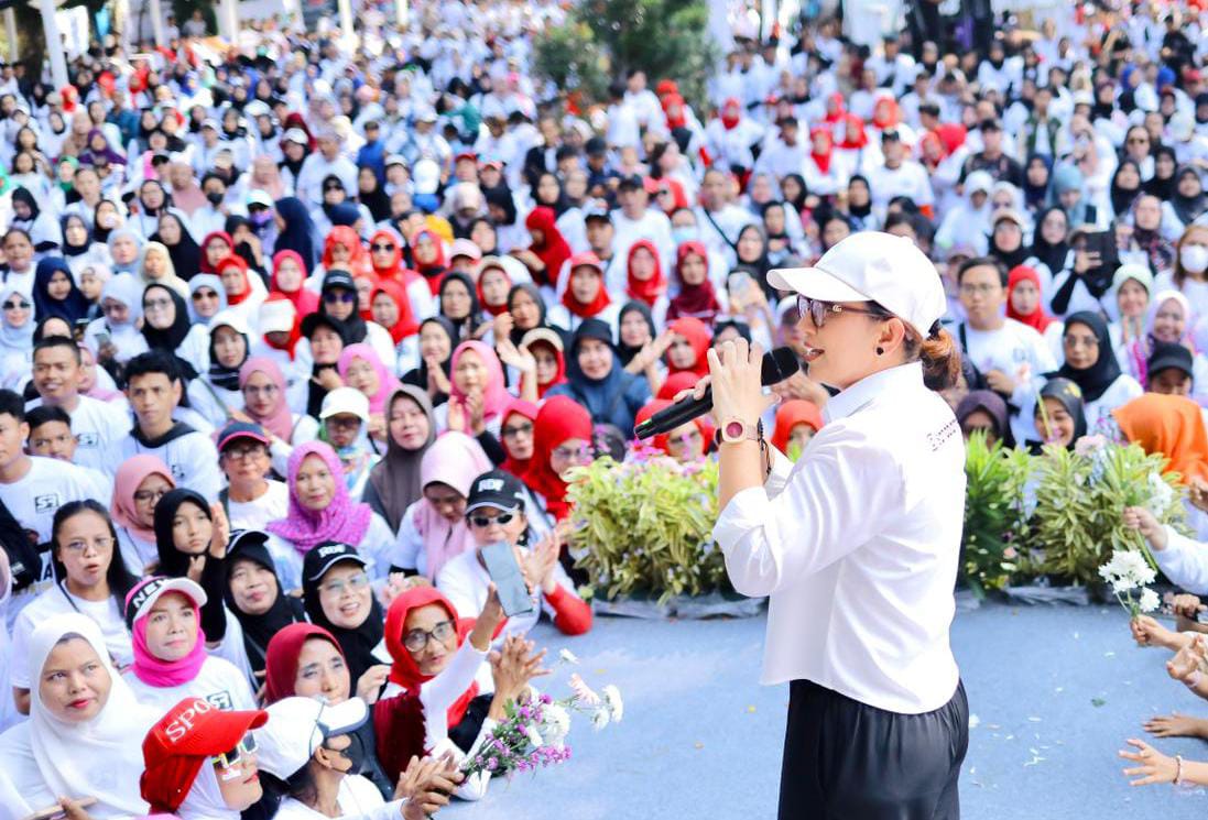 Bacawalkot Bogor, Rena Da Frina saat deklarasi ribuan relawannya di GOR Pajajaran Kota Bogor. (Yudha Prananda / Jabar Ekspres)