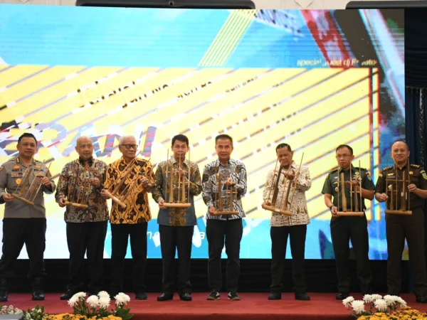 Pj Gubernur Jawa Barat Bey Machmudin menghadiri pembukaan Roadshow Bus KPK 2024 dan Rapat Koordinasi Kepala Daerah di Jabar bertema "Percepatan Sertifikasi Barang Milik Daerah" di Aula Barat Gedung Sate, Kota Bandung, Kamis (8/8/2024).(Foto: Rizal FS/Biro Adpim Jabar)