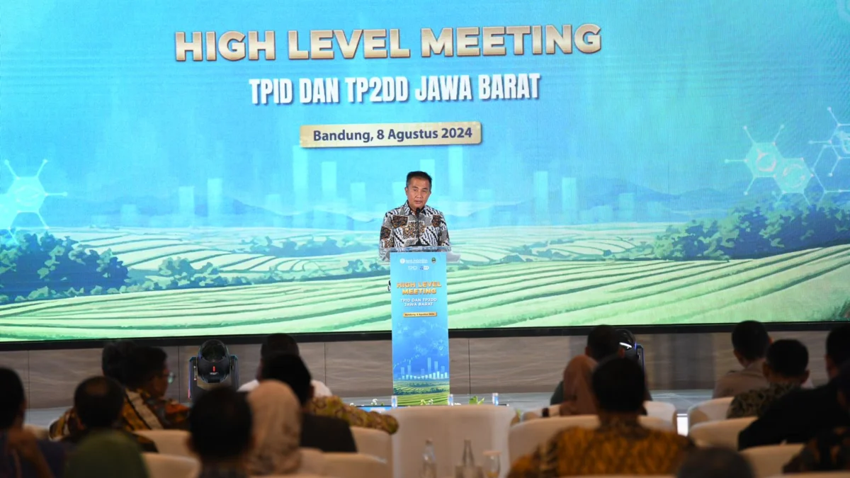 Pj Gubernur Jawa Barat Bey Machmudin Menghadiri High Level Meeting Tim Pengendalian Inflasi Daerah (TPID) dan Tim Percepatan dan Perluasan Digitalisasi Daerah (TP2DD) se-Jawa Barat" di Hotel Pullman, Kota Bandung, Kamis (8/8/2024) (Rizal FS/Dokpim Jabar)