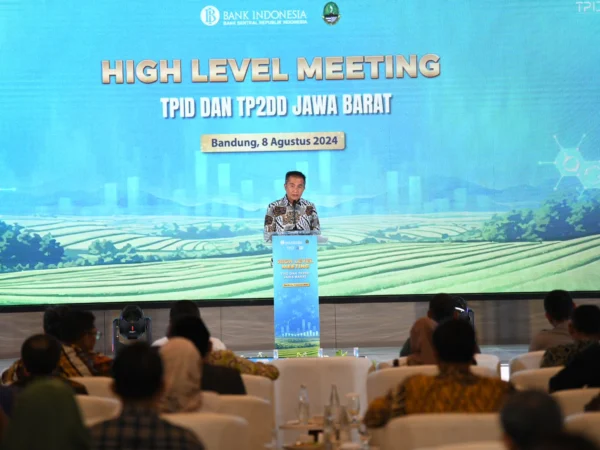 Pj Gubernur Jawa Barat Bey Machmudin Menghadiri High Level Meeting Tim Pengendalian Inflasi Daerah (TPID) dan Tim Percepatan dan Perluasan Digitalisasi Daerah (TP2DD) se-Jawa Barat" di Hotel Pullman, Kota Bandung, Kamis (8/8/2024) (Rizal FS/Dokpim Jabar)