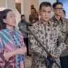 BERSINERGI: Direktur Medis & Hubungan Kelembagaan Bio Farma, Sri Harsi Teteki (tengah) bersama Sekretaris Jenderal Wantannas RI, Laksdya TNI Dr. T.S.N.B Hutabarat, M.M.S saat memberikan paparan terkait upaya pemerintah dalam mengurangi ketergantungan impor bahan baku obat (BKO). Foto: Eriek Taopik/Jabar Ekspres