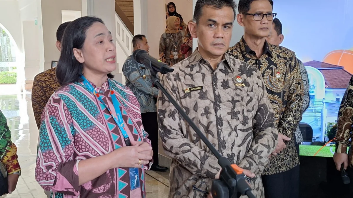 BERSINERGI: Direktur Medis & Hubungan Kelembagaan Bio Farma, Sri Harsi Teteki (tengah) bersama Sekretaris Jenderal Wantannas RI, Laksdya TNI Dr. T.S.N.B Hutabarat, M.M.S saat memberikan paparan terkait upaya pemerintah dalam mengurangi ketergantungan impor bahan baku obat (BKO). Foto: Eriek Taopik/Jabar Ekspres