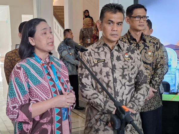 BERSINERGI: Direktur Medis & Hubungan Kelembagaan Bio Farma, Sri Harsi Teteki (tengah) bersama Sekretaris Jenderal Wantannas RI, Laksdya TNI Dr. T.S.N.B Hutabarat, M.M.S saat memberikan paparan terkait upaya pemerintah dalam mengurangi ketergantungan impor bahan baku obat (BKO). Foto: Eriek Taopik/Jabar Ekspres