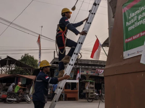 PLN Icon Plus Tengah Melakukan Perapihan dan Penertiban Jaringan Kabel Fiber Optik di kawasan Subang