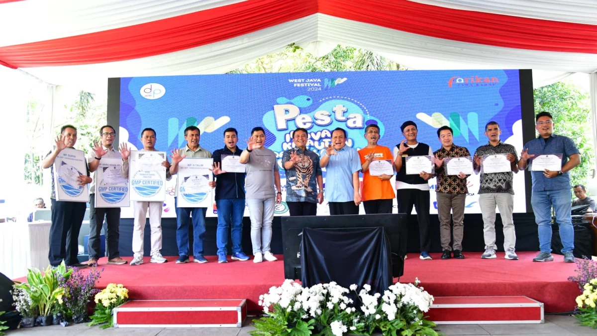 Sekretaris Daerah Provinsi Jawa Barat Herman Suryatman membuka forum diskusi dengan para pelaku industri kelautan dan perikanan skala menengah dan besar di Plaza Gedung Sate, Kota Bandung, Sabtu (24/8/2024).(Foto: Yogi Prayoga/Biro Adpim Jabar)