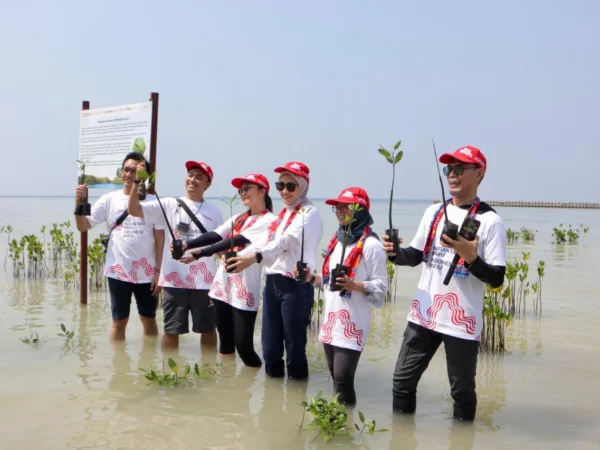 AHM memperkuat usaha penyerapan karbon untuk mengurangi dampak perubahan iklim dengan menanam ribuan pohon.