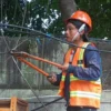 Keberadaan kabel Fiber Optik di Jalan Ahmad Yani dan Jalan Otista Kota Bogor jadi masalah. Sebab, kabel tersebut merusak keindahan tata Kota 