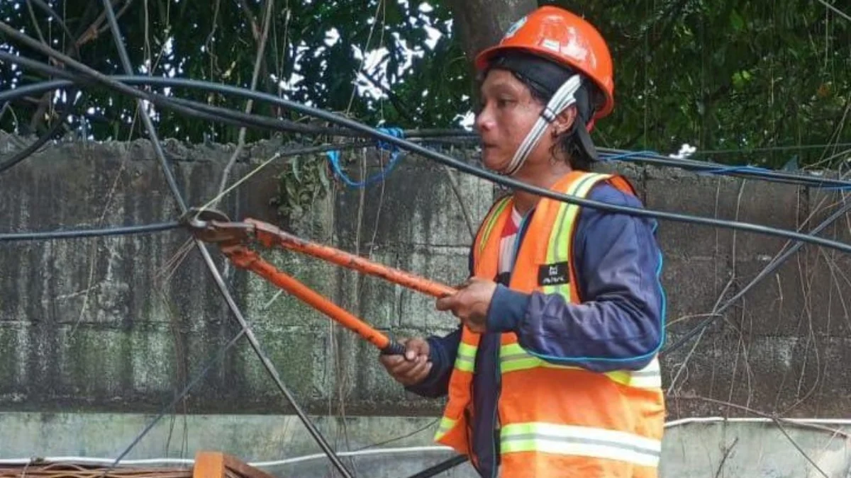 Keberadaan kabel Fiber Optik di Jalan Ahmad Yani dan Jalan Otista Kota Bogor jadi masalah. Sebab, kabel tersebut merusak keindahan tata Kota 