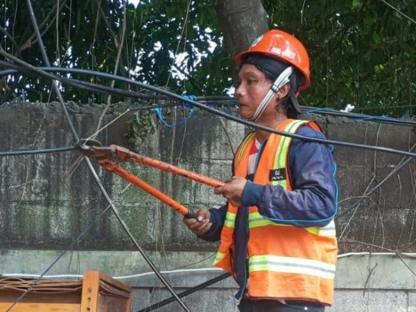 Keberadaan kabel Fiber Optik di Jalan Ahmad Yani dan Jalan Otista Kota Bogor jadi masalah. Sebab, kabel tersebut merusak keindahan tata Kota 