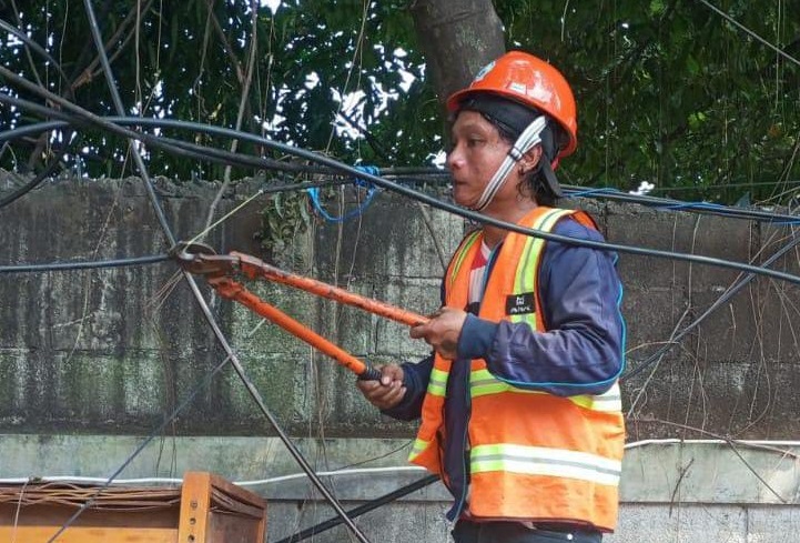 Keberadaan kabel Fiber Optik di Jalan Ahmad Yani dan Jalan Otista Kota Bogor jadi masalah. Sebab, kabel tersebut merusak keindahan tata Kota 