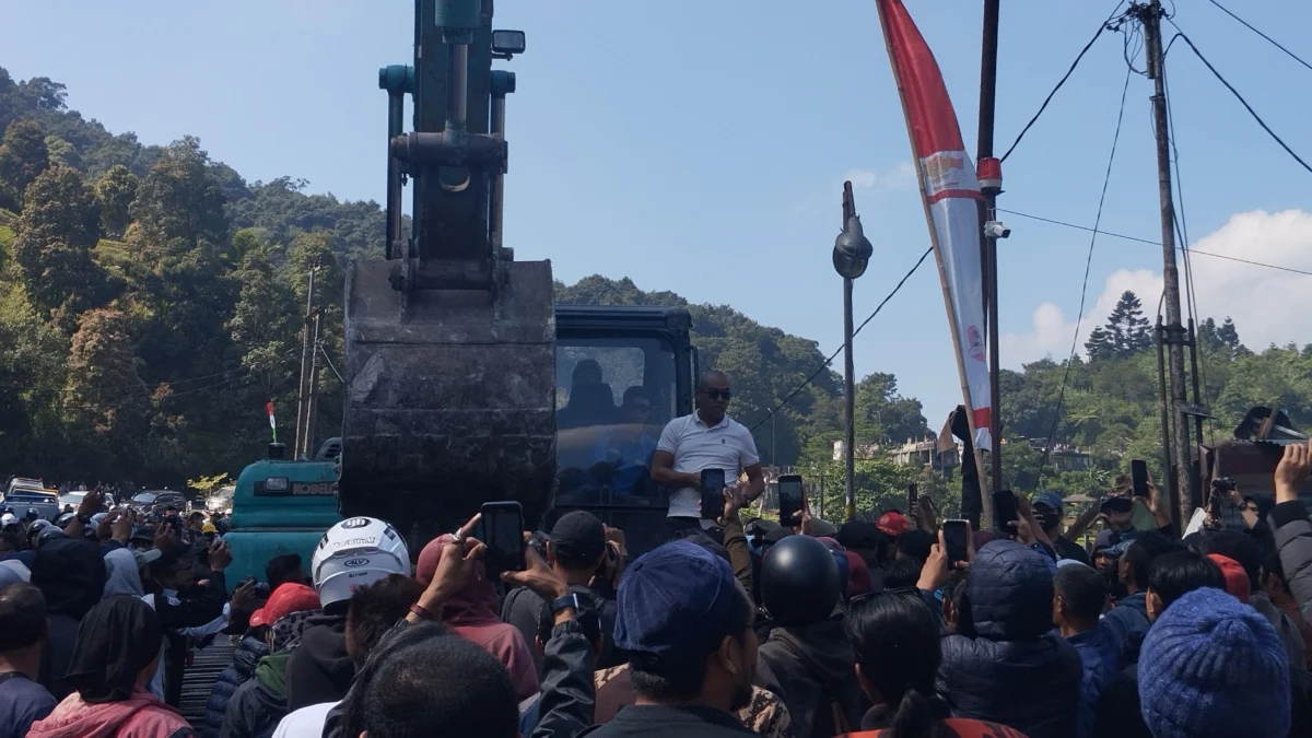 Keberadaan restoran Asep Stroberi yang berada di kawasan Puncak Bogor diduga tidak punya izin dari pemerintah daerah setempat.