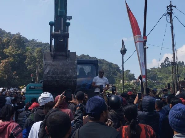 Keberadaan restoran Asep Stroberi yang berada di kawasan Puncak Bogor diduga tidak punya izin dari pemerintah daerah setempat.