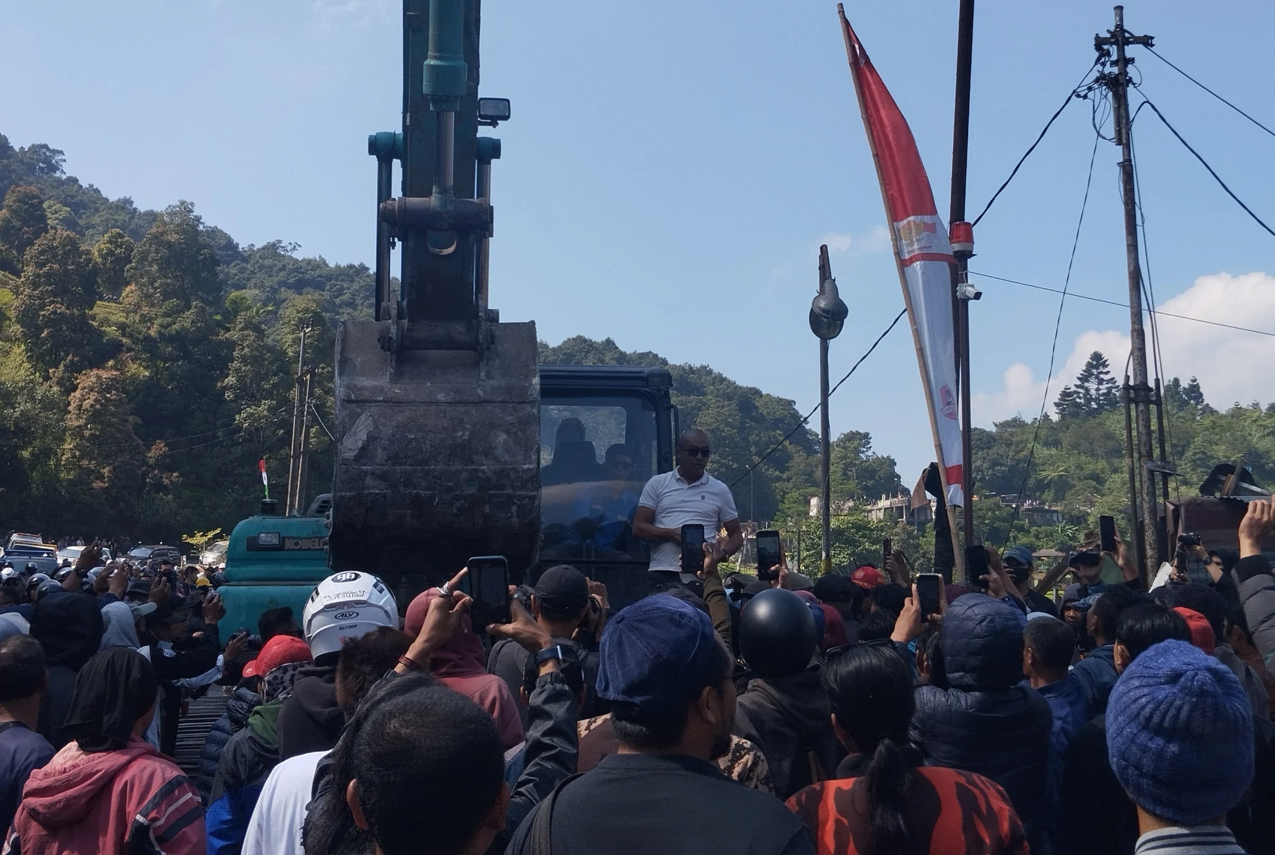 Keberadaan restoran Asep Stroberi yang berada di kawasan Puncak Bogor diduga tidak punya izin dari pemerintah daerah setempat.