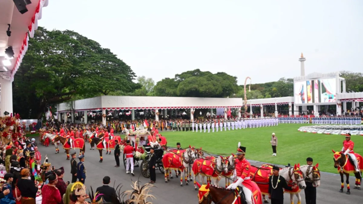 Momen duplikat bendera Merah Putih serta naskah asli teks proklamasi dikembalikan ke Monumen Nasional (Monas) setelah Upacara Penurunan Bendera Merah Putih yang berlangsung pada Kamis, 17 Agustus 2023, di Istana Merdeka Jakarta.