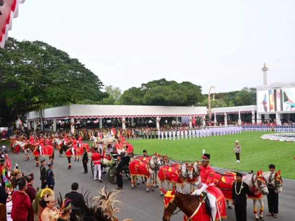 Momen duplikat bendera Merah Putih serta naskah asli teks proklamasi dikembalikan ke Monumen Nasional (Monas) setelah Upacara Penurunan Bendera Merah Putih yang berlangsung pada Kamis, 17 Agustus 2023, di Istana Merdeka Jakarta.