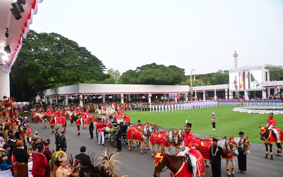 Momen duplikat bendera Merah Putih serta naskah asli teks proklamasi dikembalikan ke Monumen Nasional (Monas) setelah Upacara Penurunan Bendera Merah Putih yang berlangsung pada Kamis, 17 Agustus 2023, di Istana Merdeka Jakarta.