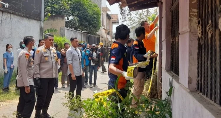 Misteri jenazah yang ditemukan sudah jadi kerangka di Komplek Tanimulya Kabupaten Bandung Barat dilakukan uji forensik di RS Sartika Asih.