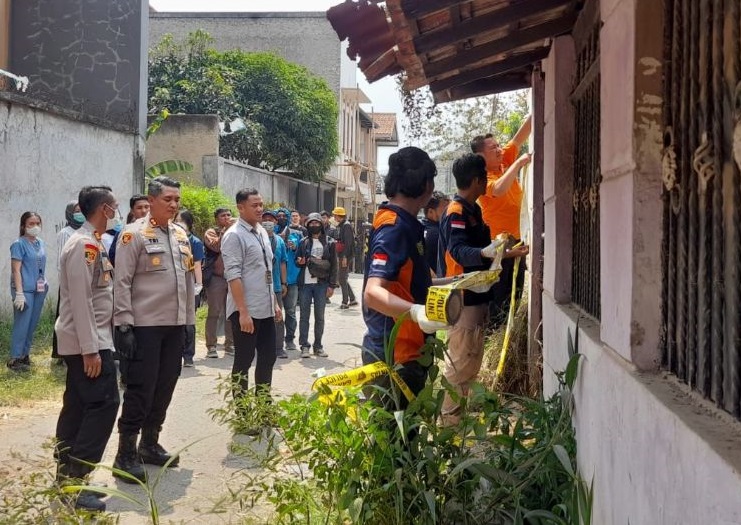 Misteri jenazah yang ditemukan sudah jadi kerangka di Komplek Tanimulya Kabupaten Bandung Barat dilakukan uji forensik di RS Sartika Asih.