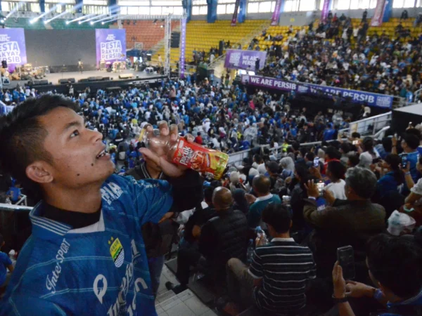 Persib Bandung secara resmi memperkenalkan jersey baru dengan sponsorship Teh Pucuk Harum untuk kompetisi laga Liga 1 dihadapan bobotoh