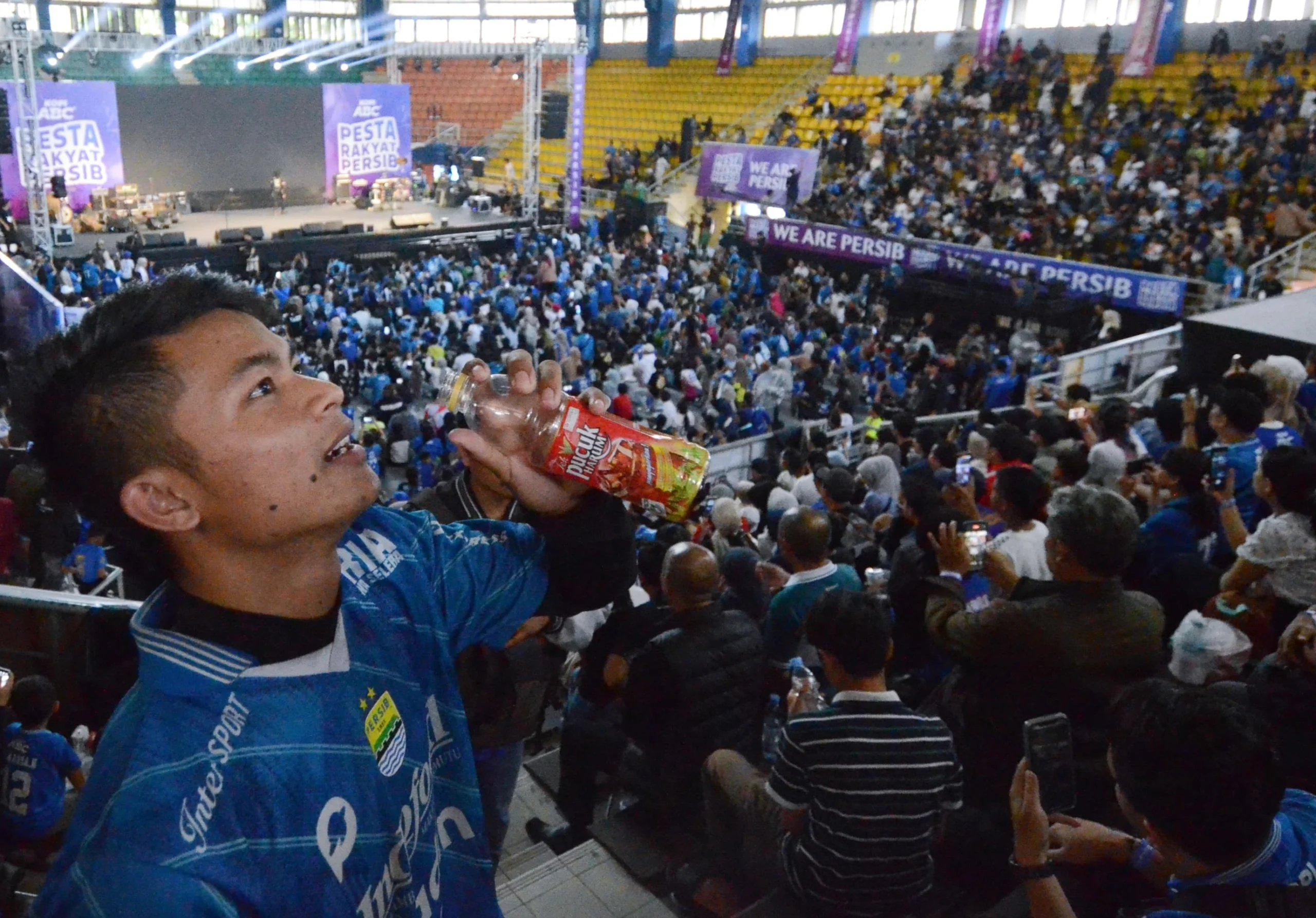 Persib Bandung secara resmi memperkenalkan jersey baru dengan sponsorship Teh Pucuk Harum untuk kompetisi laga Liga 1 dihadapan bobotoh