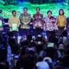 Presiden Joko Widodo memberikan 15 Surat Keputusa (SK) Hutan Sosial dan Tanah Obyek Reforma Agraria ( TORA  ) kepada kelompok masyarakat.