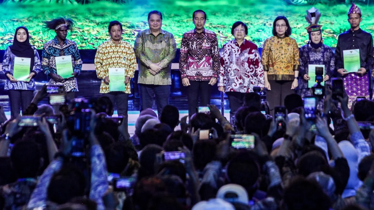 Presiden Joko Widodo memberikan 15 Surat Keputusa (SK) Hutan Sosial dan Tanah Obyek Reforma Agraria ( TORA  ) kepada kelompok masyarakat.