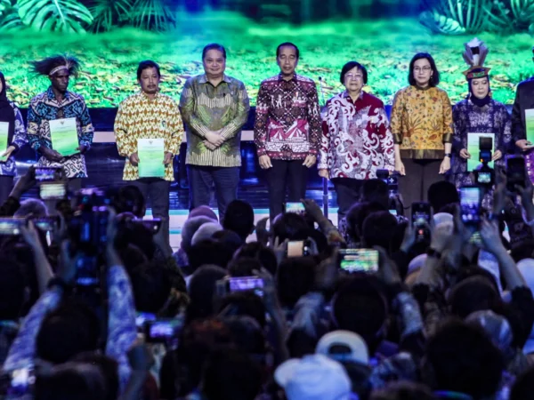 Presiden Joko Widodo memberikan 15 Surat Keputusa (SK) Hutan Sosial dan Tanah Obyek Reforma Agraria ( TORA  ) kepada kelompok masyarakat.