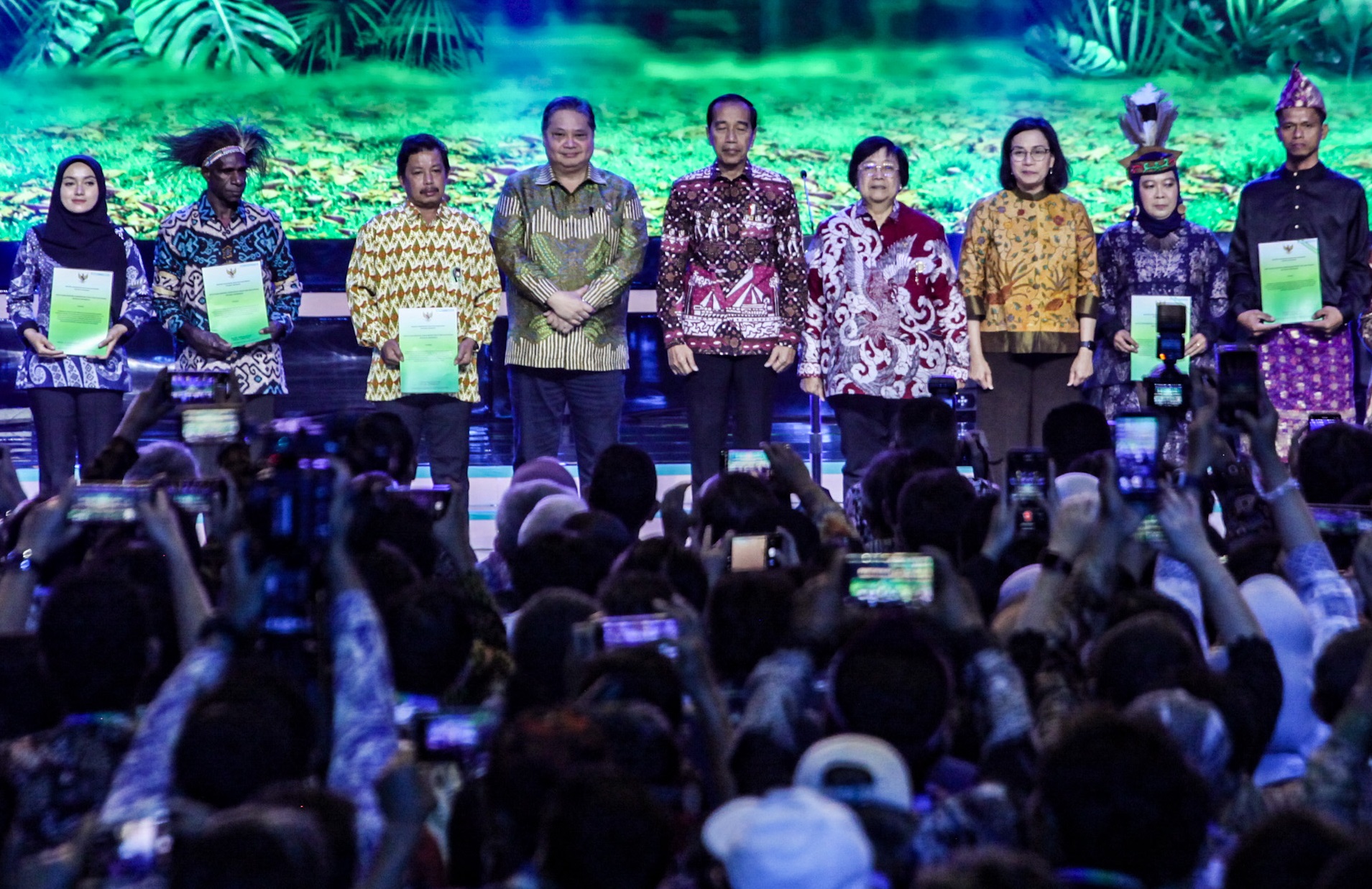 Presiden Joko Widodo memberikan 15 Surat Keputusa (SK) Hutan Sosial dan Tanah Obyek Reforma Agraria ( TORA  ) kepada kelompok masyarakat.