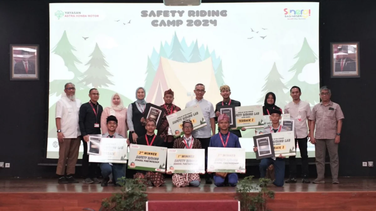 Safety Riding Camp 2024_02: Para Duta Safety Riding Lab Astra Honda sedang mengasah kompetensi melalui uji praktik berkendara dalam Safety Riding Camp 2024.
