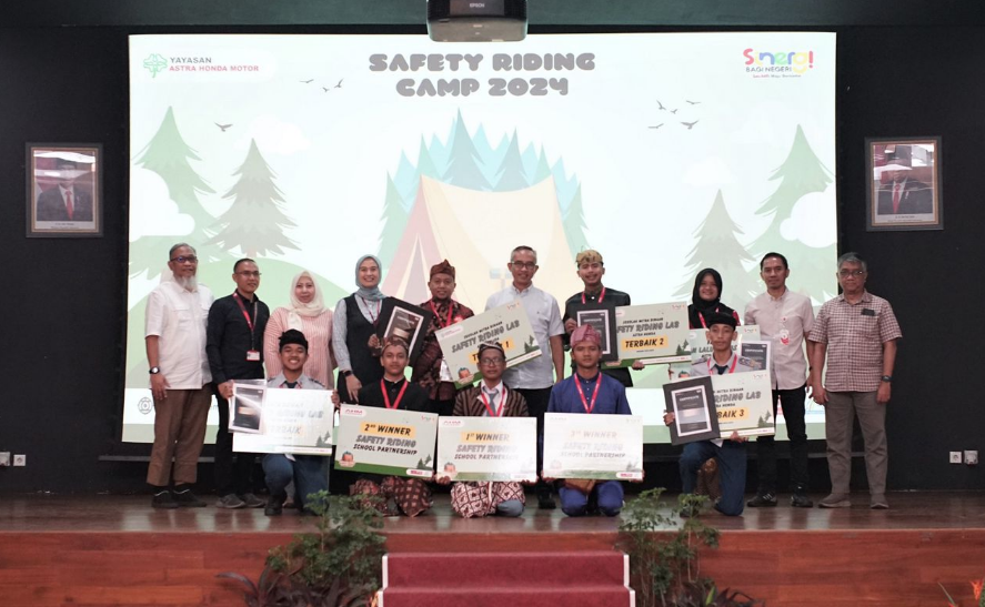 Safety Riding Camp 2024_02: Para Duta Safety Riding Lab Astra Honda sedang mengasah kompetensi melalui uji praktik berkendara dalam Safety Riding Camp 2024.