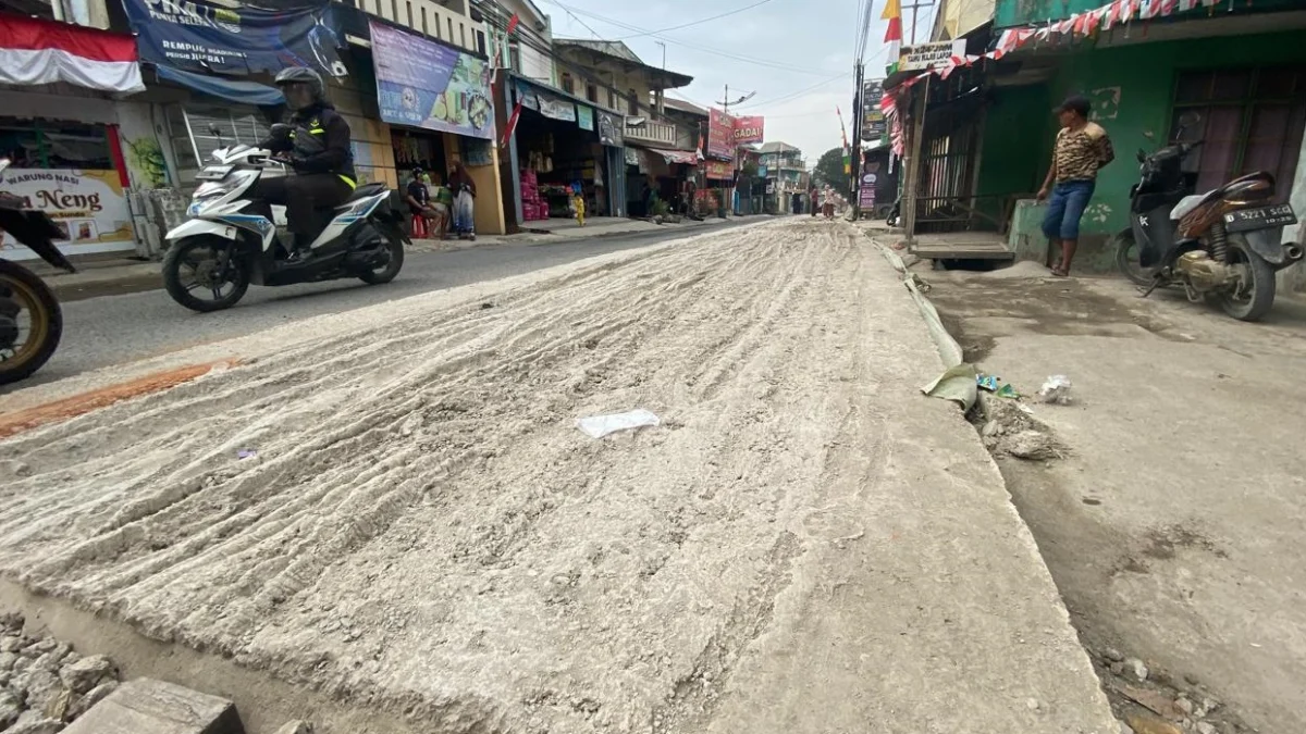 Sejumlah kendaraan bermotor menerobos jalan tengah diperbaiki dicor di Jalan Raya Nanjung Kota Cimahi. Akibatnya jalan tersebut rusak.