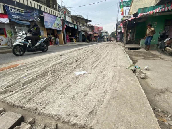 Sejumlah kendaraan bermotor menerobos jalan tengah diperbaiki dicor di Jalan Raya Nanjung Kota Cimahi. Akibatnya jalan tersebut rusak.