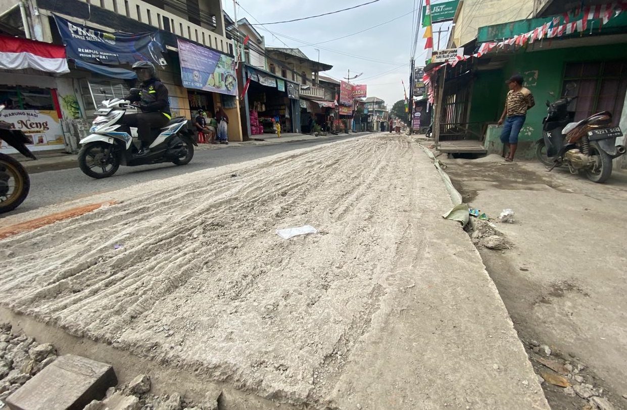 Sejumlah kendaraan bermotor menerobos jalan tengah diperbaiki dicor di Jalan Raya Nanjung Kota Cimahi. Akibatnya jalan tersebut rusak.