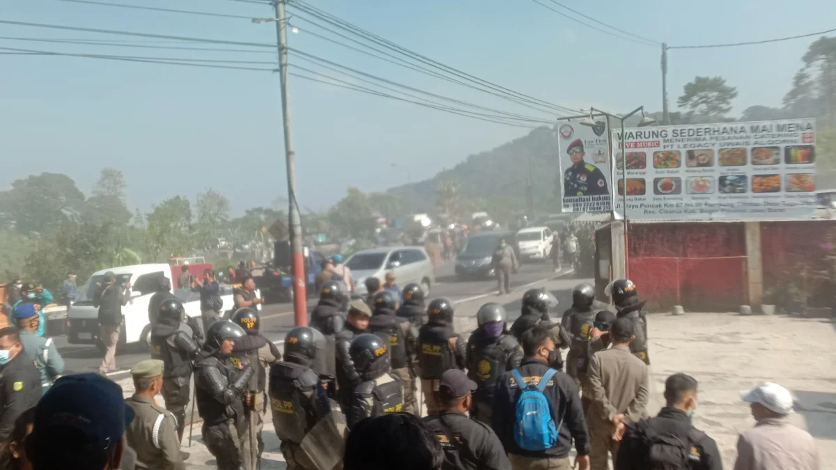 Sejumlah pedagang yang berjualan di kawasan Puncak Bogor kembali ditertibkan tahap 2 oleh Pemerintahan Daerah setempat.