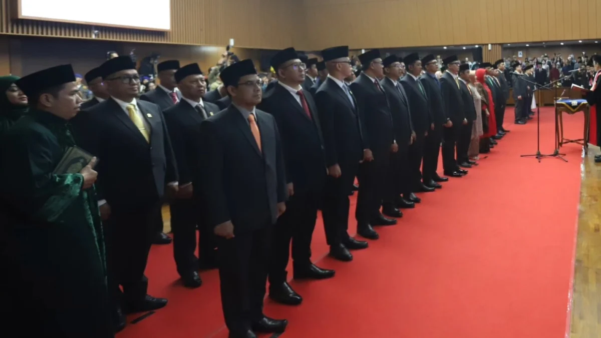 Tiga anggota DPRD Kota Bandung berstatus tersangka tetap dilakukan pelantikan setelah dinyatakan menang dalam Pemilihan Legislatif ( Pileg )